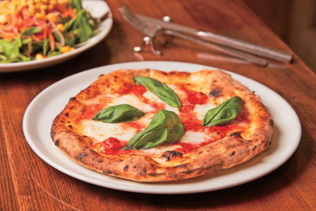 薪窯で焼く本格ナポリピザをテラスで「ISOLA SMERALDA」