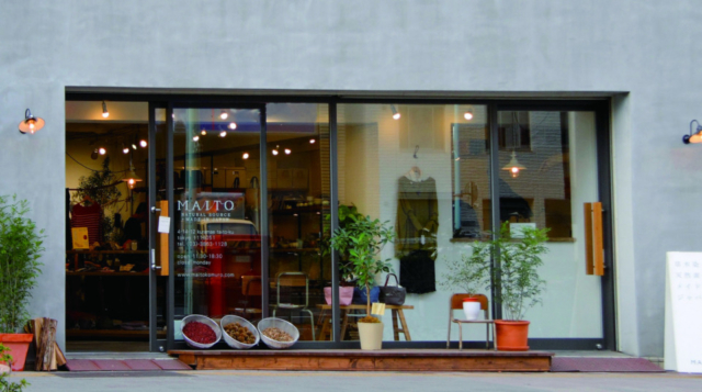 優しい色合いの草木染めアイテム「MAITO 蔵前本店」