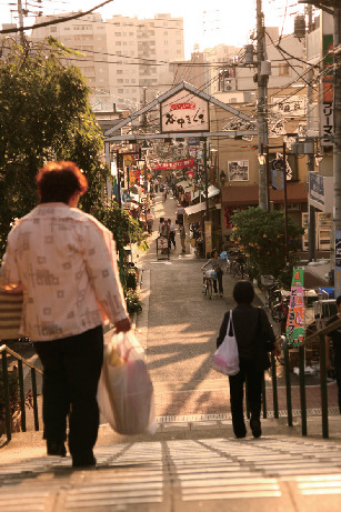谷根千観光モデルコース① 昭和の香り漂う商店街「谷中銀座商店街」