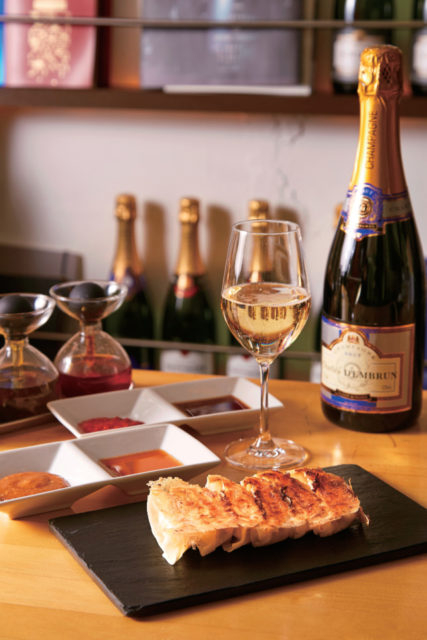 シャンパン×餃子の先駆けとなった店「スタンドシャン食 -Tokyo 新橋虎ノ門- Champagne & GYOZA BAR」