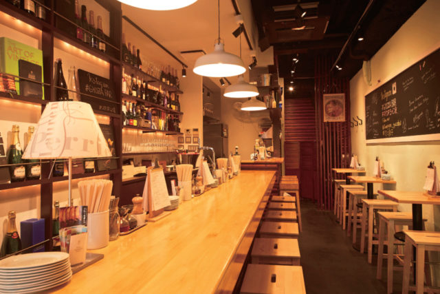 シャンパン×餃子の先駆けとなった店「スタンドシャン食 -Tokyo 新橋虎ノ門- Champagne & GYOZA BAR」