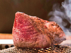 【東京×肉料理】うず高く盛られた肉は堂々たる山のごとし「肉のヒマラヤ 焚火家」 <塊肉>