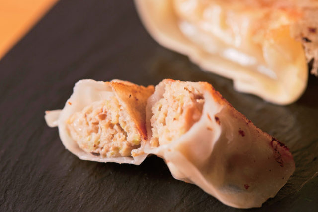 シャンパン×餃子の先駆けとなった店「スタンドシャン食 -Tokyo 新橋虎ノ門- Champagne & GYOZA BAR」