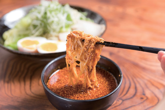 3 麺をタレにからめる