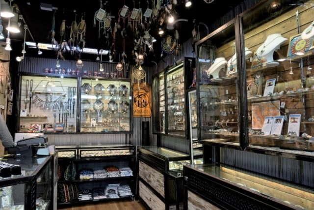 【上野・アメ横×ショッピング】インディアン・ジュエリーの店「POWWOWナゲッツ店」