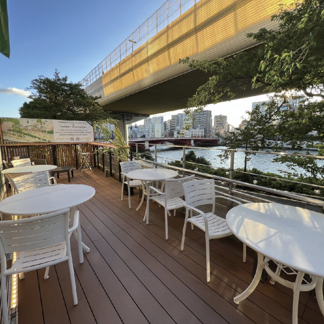【隅田川付近のテラスカフェ】開放感あふれる眺め「Quebom! Riverside Cafe e Bar」