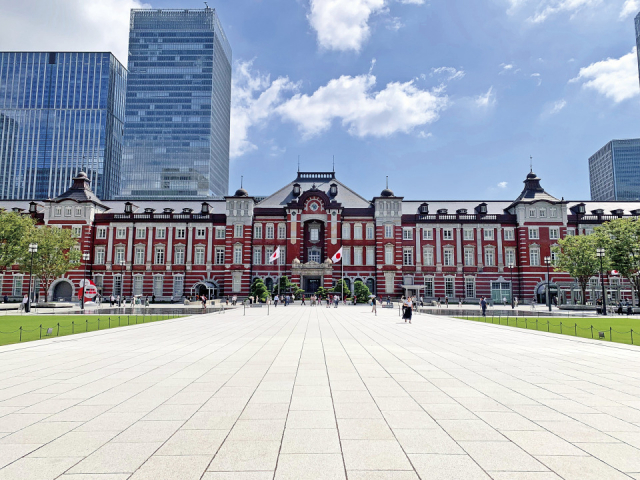 丸の内駅前広場でリラックス