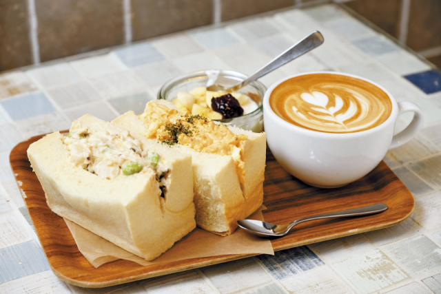 人気店のパンを使った厚切りサンドイッチ「FEBRUARY CAFE」