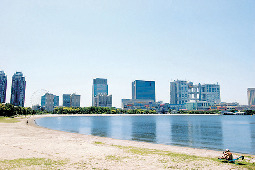 お台場観光をのんびり楽しむ「お台場海浜公園(おだいばビーチ)」