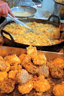 【浅草の食べ歩きスポット】揚げたてサクサクの種類豊富なあげまんじゅうを堪能!「浅草九重」