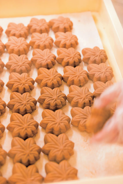 ⑤発祥地だからこそのお楽しみ もみじまんじゅうは焼きたてを!