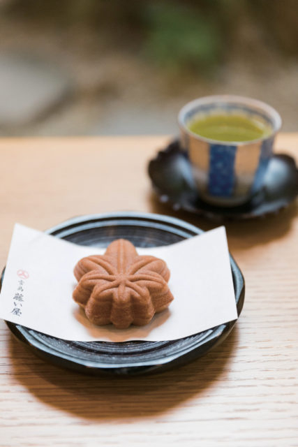 ⑤発祥地だからこそのお楽しみ もみじまんじゅうは焼きたてを!