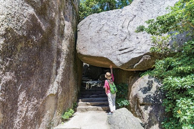 巨岩でできたくぐり岩で神秘体験