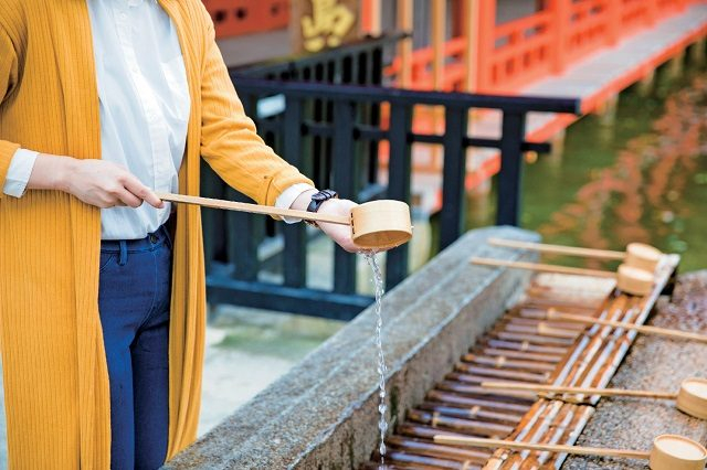 い:手水所で心身を清める