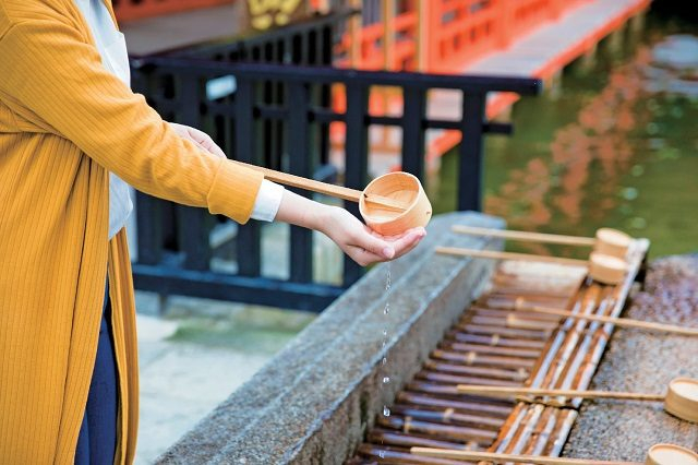 い:手水所で心身を清める