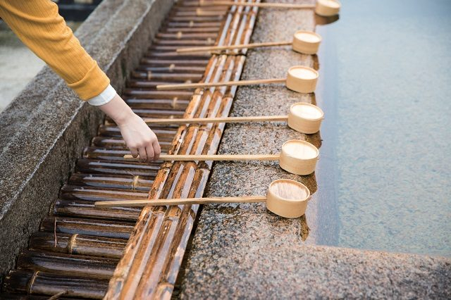 い:手水所で心身を清める