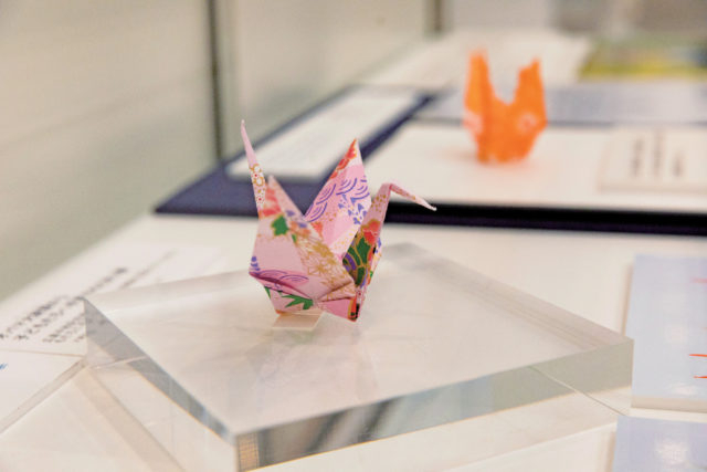 B1階 オバマ前大統領の折り鶴