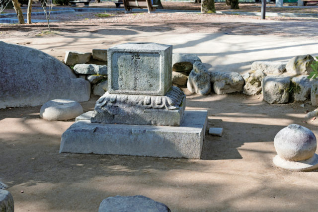 平和記念公園のここも見ておこう「被爆した墓石」