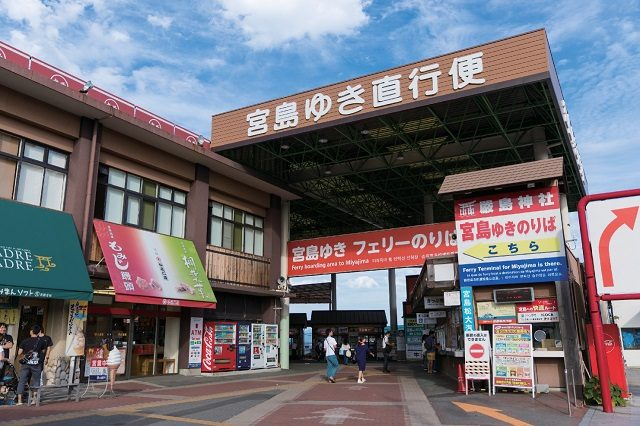 宮島行きのフェリーが出航