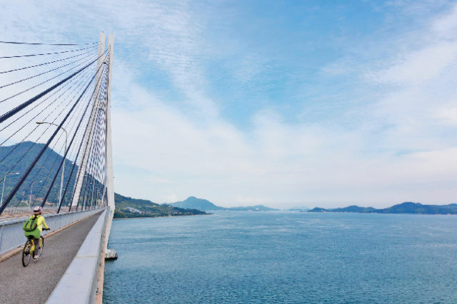 【しまなみ海道×サイクリング】潮風を受けながら走るサイクリングのハイライト「多々羅大橋」