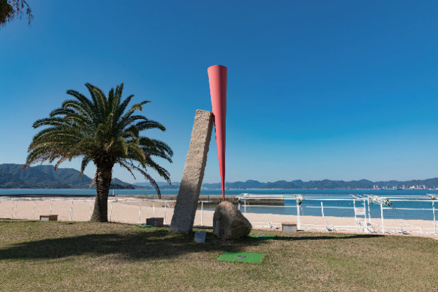 【しまなみ海道×サイクリング】美しい白い砂浜に野外アートが点在「瀬戸田サンセットビーチ」