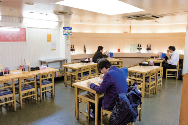 【広島駅×グルメ】豪快にのせたねぎとパリパリ麺が美味「三公」