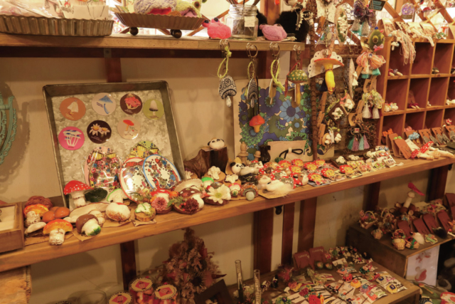 【覚王山アパート2階】きのこモチーフのグッズがズラリ「オリジナルきのこ雑貨 HARORE」