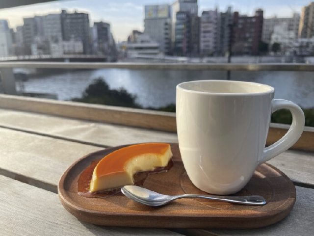 【隅田川付近のテラスカフェ】開放感あふれる眺め「Quebom! Riverside Cafe e Bar」