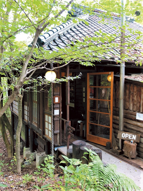 時計と自然の音をBGMに茶房で過ごす「ふりこ茶房」