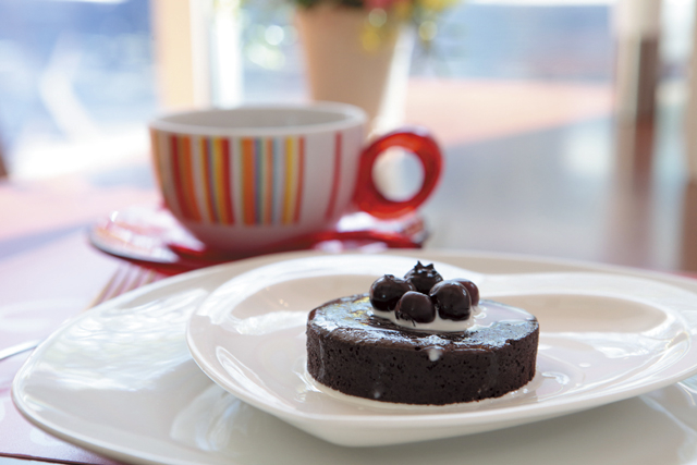 コスモス画と自然に包まれ、森の中で癒やしのカフェタイム「Art Gallery Forest cosmos」