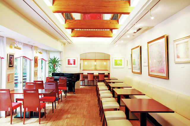 コスモス画と自然に包まれ、森の中で癒やしのカフェタイム「Art Gallery Forest cosmos」