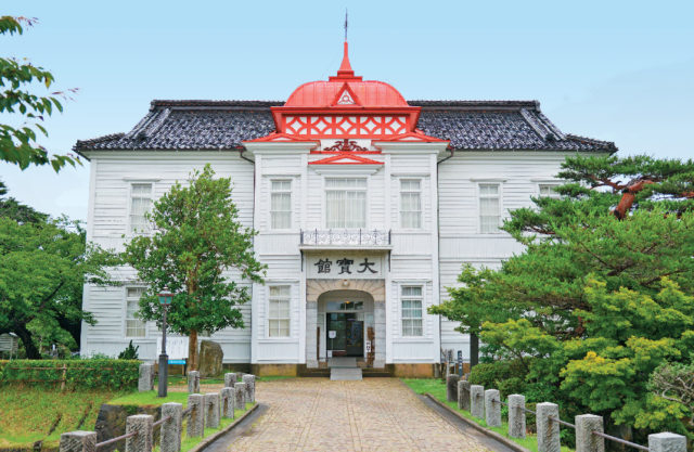 クラシカルな洋館は鶴岡公園のシンボル「大宝館」