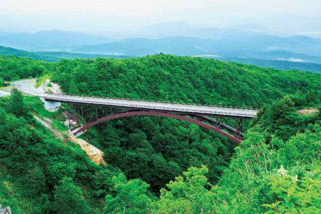 【磐梯高原絶景ドライブ×磐梯吾妻スカイライン】秋には美しい紅葉が見られる渓谷「つばくろ谷」