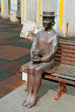 駅前のブロンズ通りをCheck!