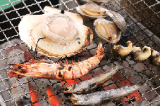 買った魚介でバーベキューもできる!