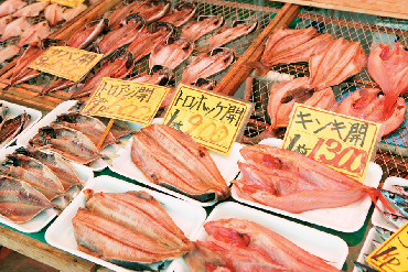 魚介が並ぶいわき・ら・ら・ミュウの市場でお買物