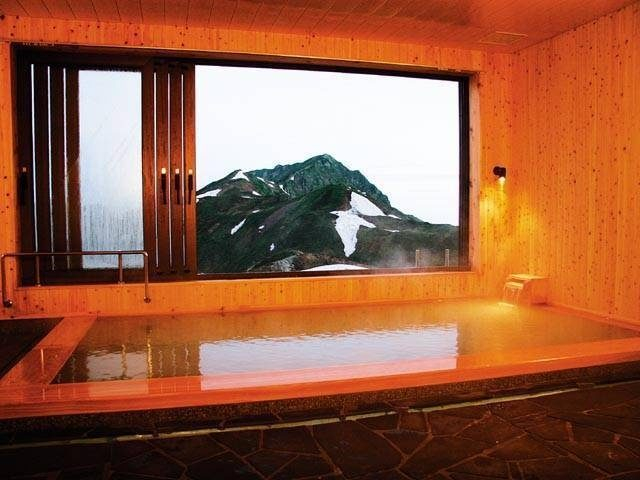 山並みを望む展望風呂が評判「らいちょう温泉 雷鳥荘」