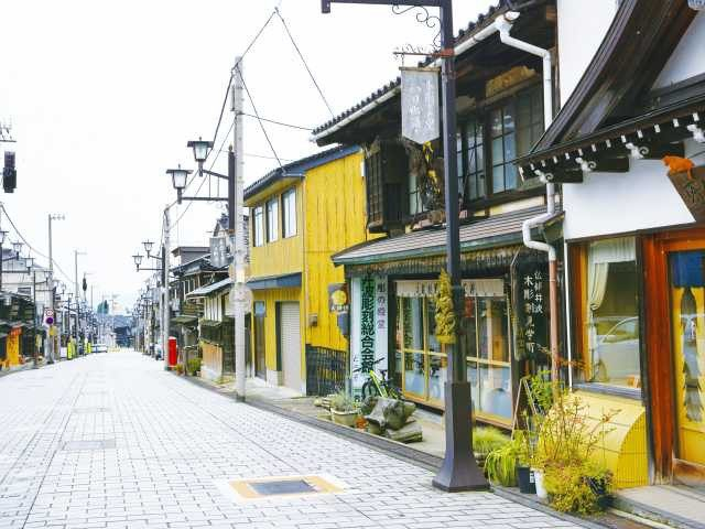 【富山・井波観光×オモシロ彫刻】工房が軒を連ねる石畳の道「八日町通り」