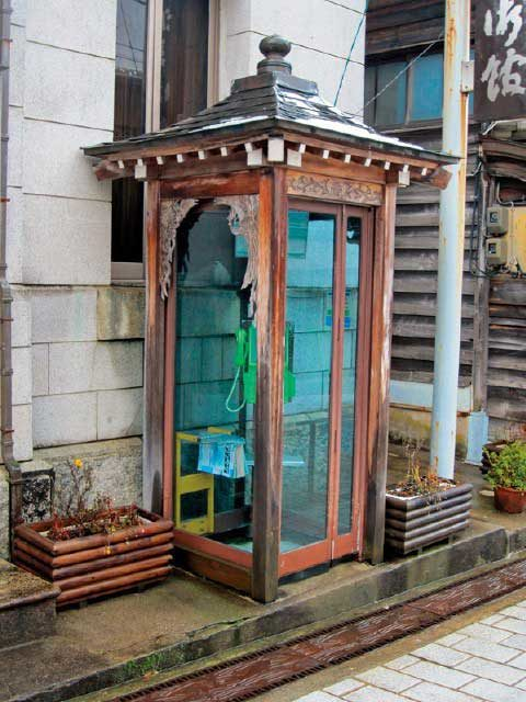 【富山・井波観光×オモシロ彫刻】工房が軒を連ねる石畳の道「八日町通り」