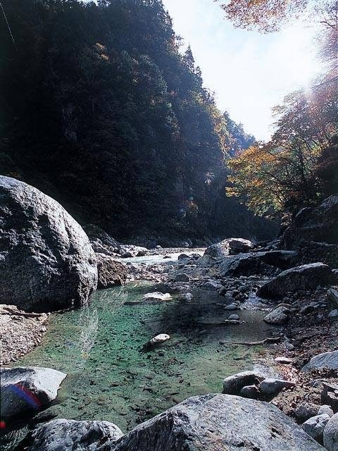 途中駅の“秘湯”「鐘釣温泉旅館」