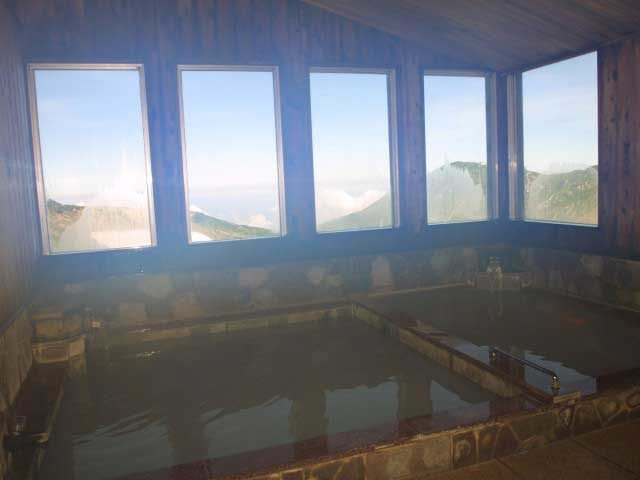 登山客の憧れの的日本一高所にある温泉「みくりが池温泉」