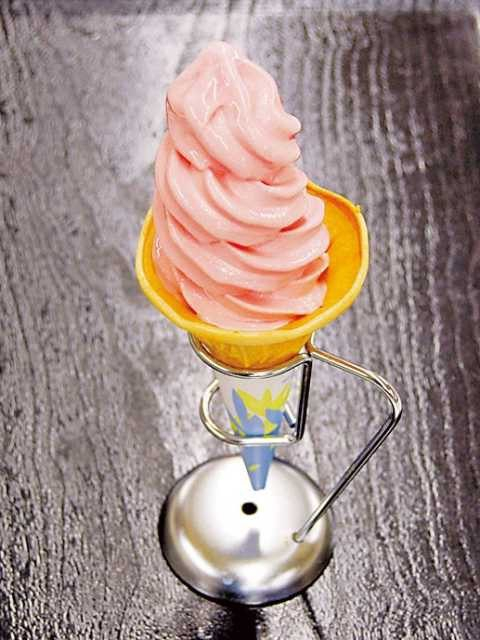 入善ジャンボすいかソフトクリーム 350円