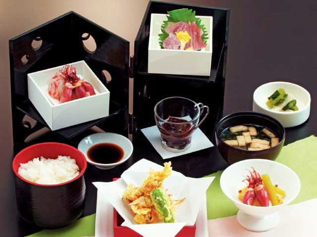 【富山海鮮×ホタルイカ】春の海を見渡しながら ホタルイカ料理を食べ尽くす「パノラマレストラン 光彩」