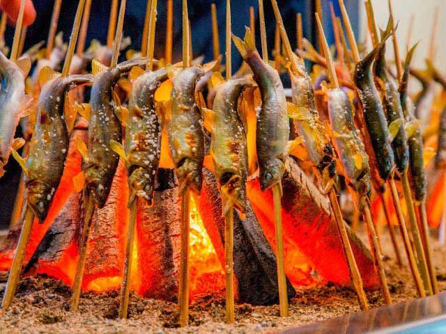 いろりで焼き上げる若鮎に頭からかぶりつく「旬彩 いろり茶屋 鮎の庄」
