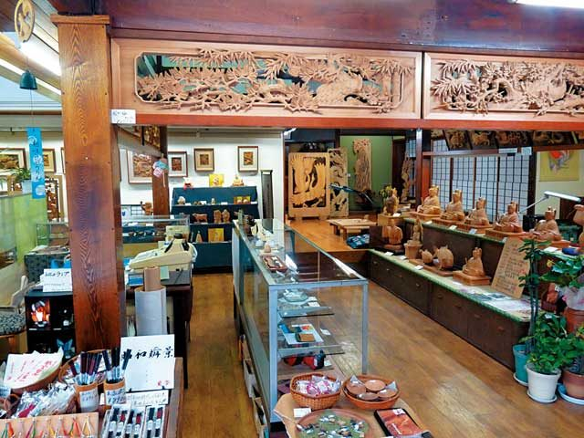 美しく迫力ある作品が並ぶ「井波木彫工芸館」