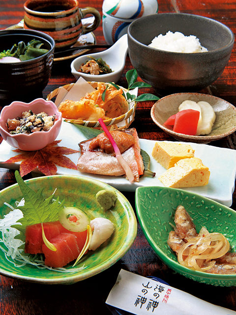 旬の味を豊富なメニューで楽しめる「越中膳所 海の神山の神 高岡店」