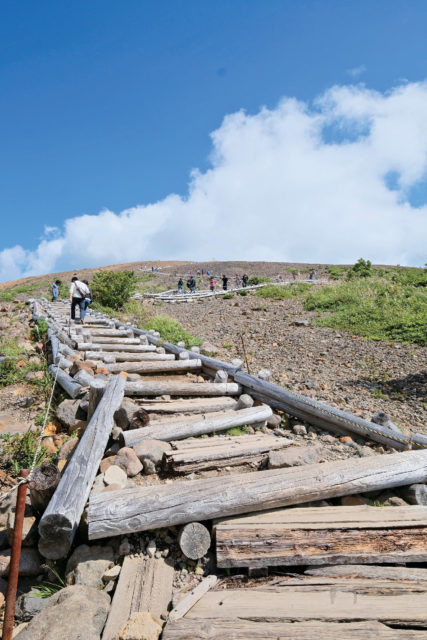 【磐梯高原・浄土平】大迫力の火口底を見下ろす吾妻小富士トレッキング「吾妻小富士コース」