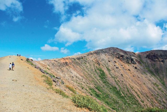 【磐梯高原・浄土平】大迫力の火口底を見下ろす吾妻小富士トレッキング「吾妻小富士コース」