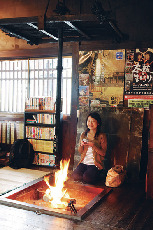 茅葺きの駅舎がある素朴な温泉地