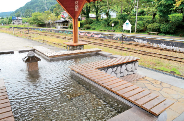 茅葺きの駅舎がある素朴な温泉地